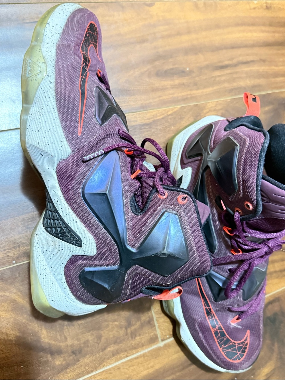 Basketball shoes